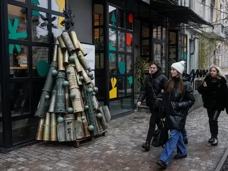 В Киеве установили елку из гильз и снарядов