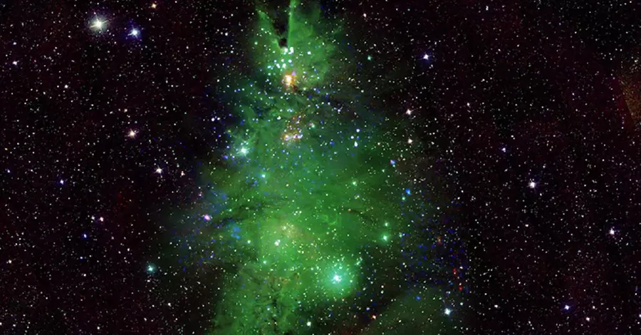 NASA сфотографировало скопления звезд, которое напоминает рождественскую елку