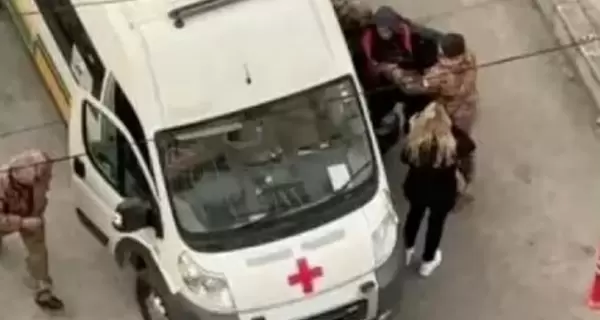 В Одессе военкомы пытались затолкать мужчину в авто 