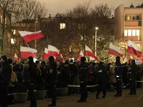 В Польше уволили руководство государственных СМИ, дошло до протестов и толкотни