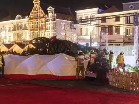 У Бельгії на площі впала різдвяна ялинка, одна людина загинула, двоє отримали поранення