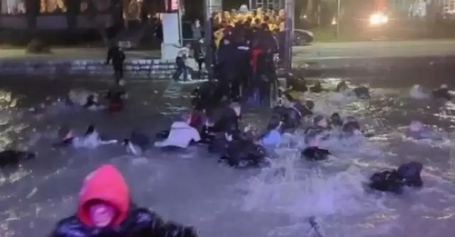 У Белграді затонув нічний клуб, у холодній воді опинилося понад сто людей