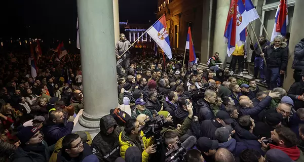 В Белграде прошли многотысячные протесты, полиция использовала перцовые баллончики