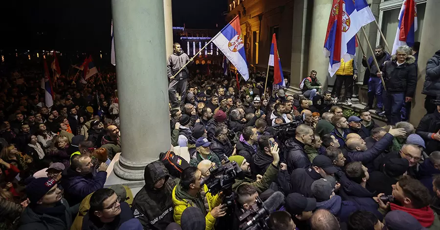 У Белграді пройшли багатотисячні протести, поліція використовувала перцеві балончики