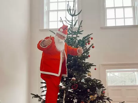 Борис Джонсон у костюмі Санта-Клауса показався біля різдвяної ялинки