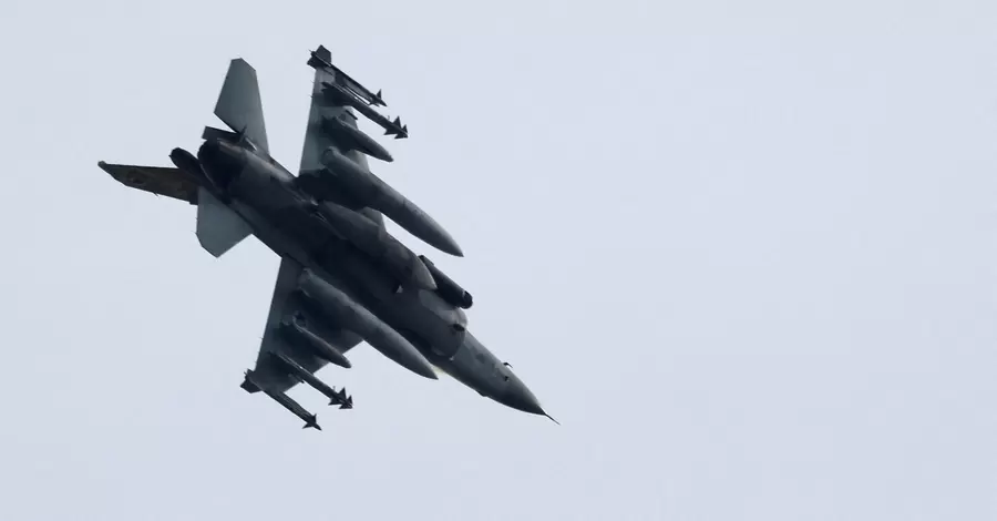 Перші українські пілоти пройшли базову підготовку з управління F-16 у Британії