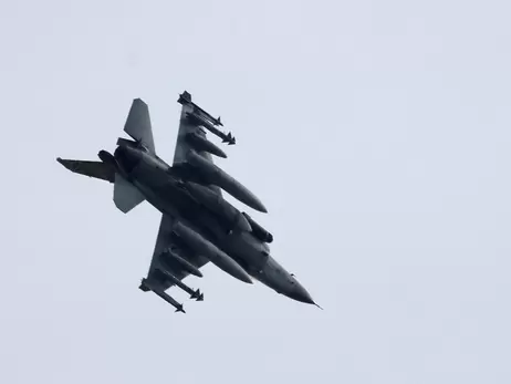 Перші українські пілоти пройшли базову підготовку з управління F-16 у Британії