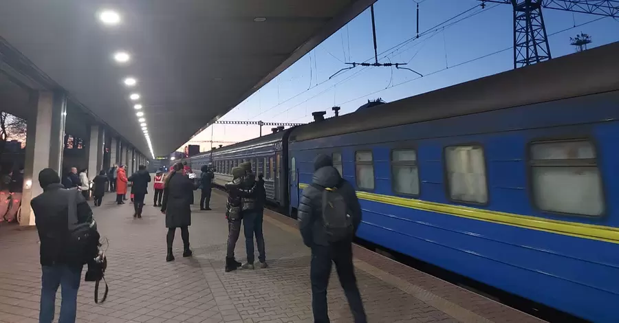 Пасажири з Херсону дістались до Києва та розповіли про обстріл вокзалу