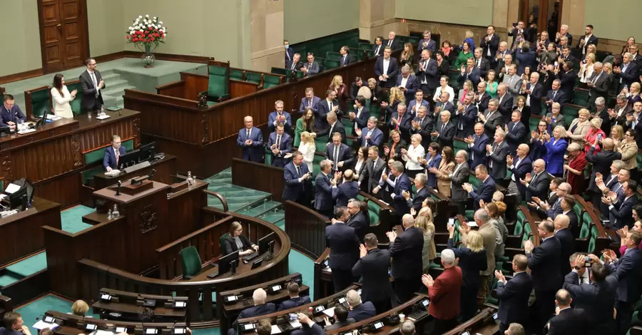 Польський уряд схвалив рішення про ліквідацію державних ЗМІ 