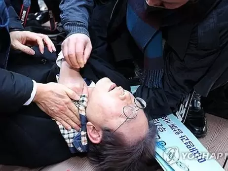У Південній Кореї поранено ножем у шию екскандидата у президенти 