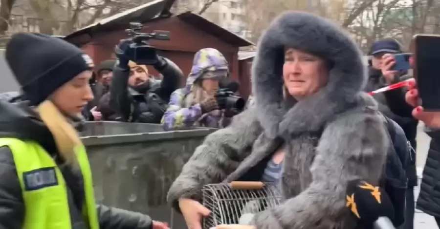 У Києві після ракетного обстрілу рятувальники повернули жінці її папуг