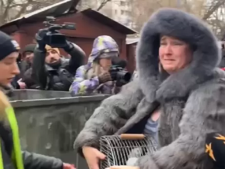 В Киеве после ракетного обстрела спасатели вернули женщине ее попугаев