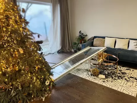 Нардеп Кіра Рудик показала новорічну ялинку на фоні вибитих вікон у своєму київському будинку