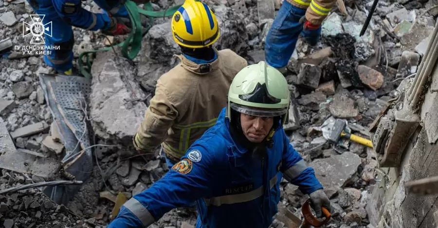 Рятувальні служби завершили розбір завалів після обстрілу Києва 29 грудня