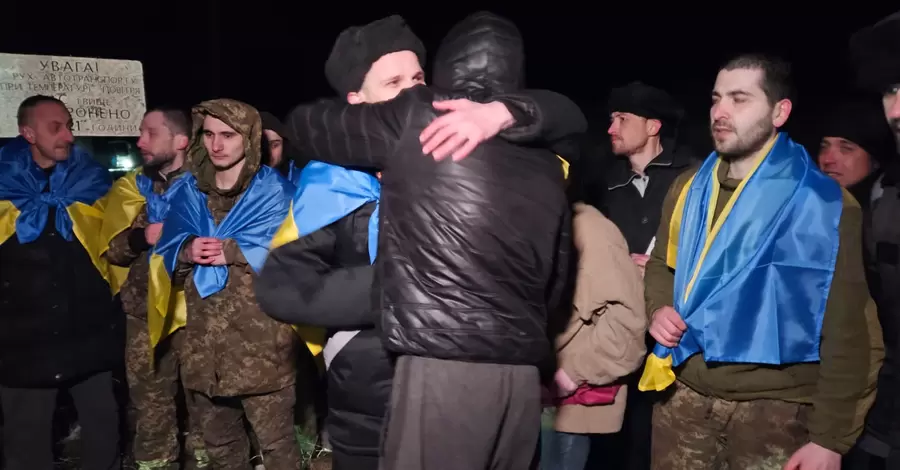Домой вернулись пятеро защитников Змеиного и луганские пограничники, которые провели в плену 20 месяцев