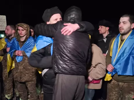 Домой вернулись пятеро защитников Змеиного и луганские пограничники, которые провели в плену 20 месяцев