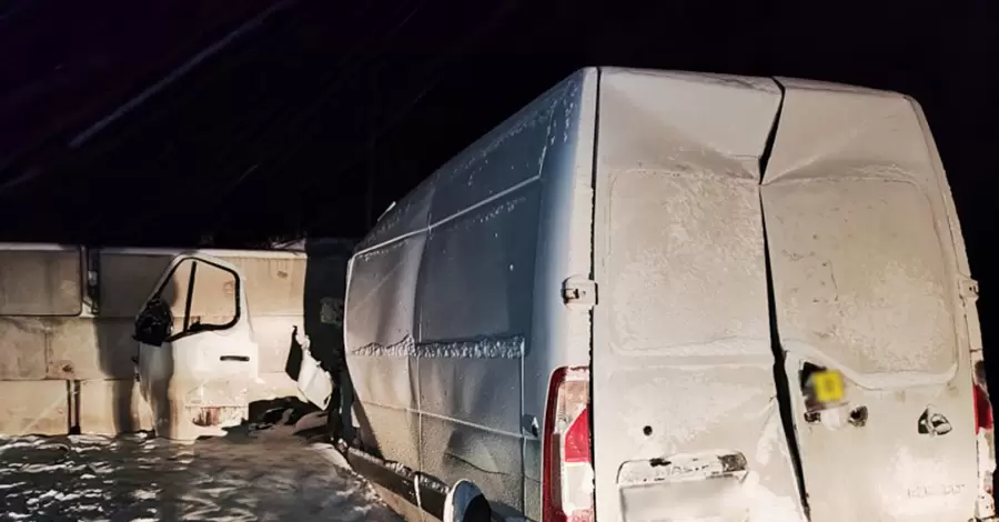 На трассе Киев-Чернигов микроавтобус врезался в КПП, есть погибший