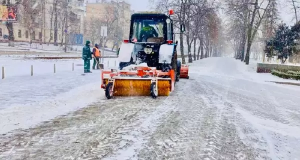 В Киеве коммунальщики ликвидируют последствия снегопада