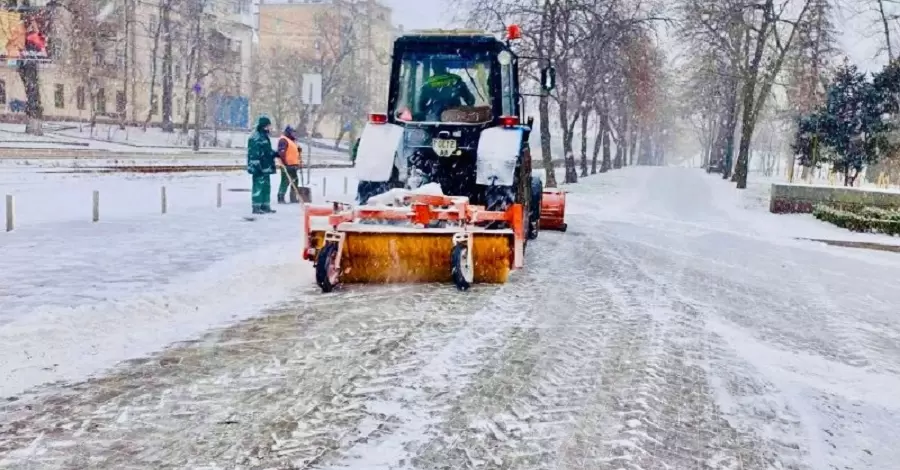 У Києві комунальники ліквідовують наслідки снігопаду