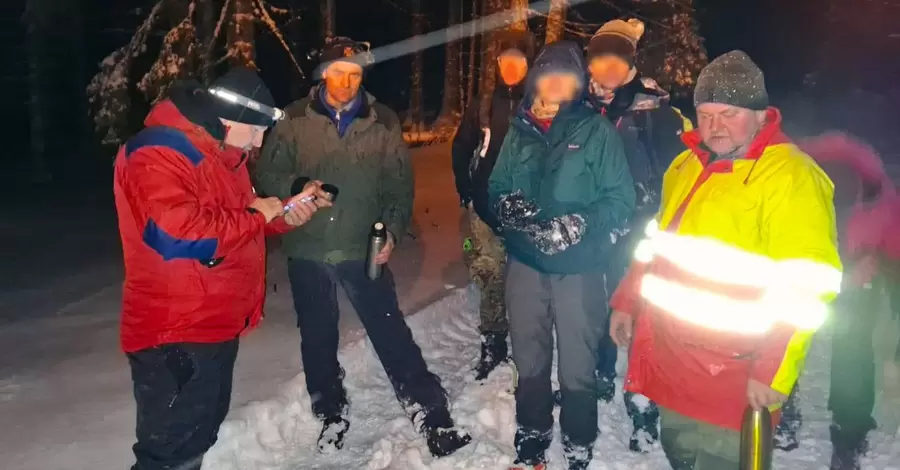 В Карпатах спасатели нашли иностранных туристов, которые заблудились после восхождения на Говерлу