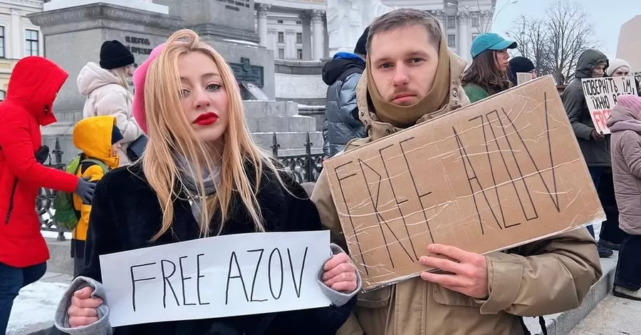 Лідерка гурту Vivienne Mort вийшла на акцію Free Azov у Києві
