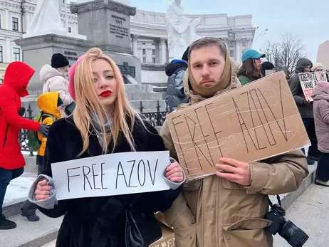 Лидер группы Vivienne Mort вышла на акцию Free Azov в Киеве
