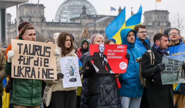 В Берлине тысячи украинцев вышли на акцию перед ведомством канцлера Олафа Шольца