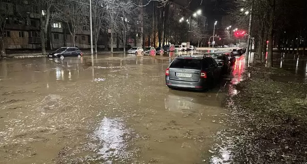 В Киеве из-за прорыва канализации затопило улицу и без воды остались две многоэтажки