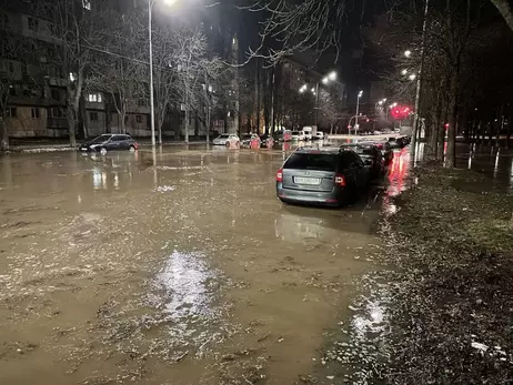 В Киеве из-за прорыва канализации затопило улицу и без воды остались две многоэтажки