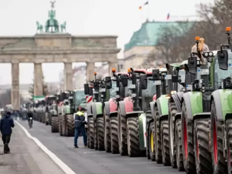 Немецкие фермеры начали акцию протеста, может остановиться весь транспорт