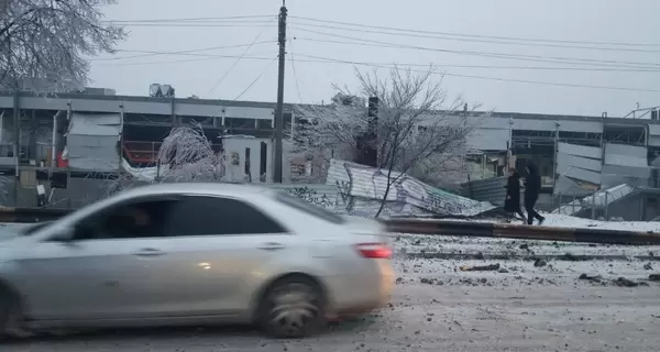 Торговый центр в Кривом Роге поврежден в результате ракетного удара, погибла женщина