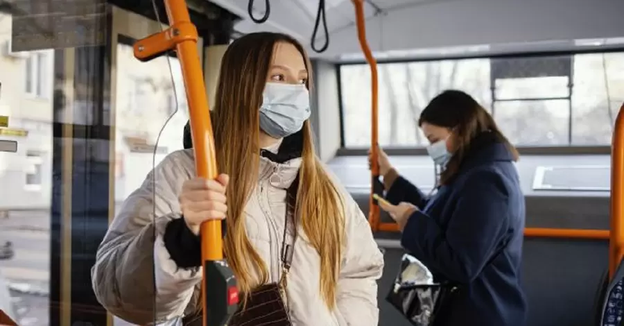 Влада Києва рекомендувала знову носити маски через новий спалах коронавірусу