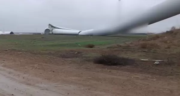 В Одесской области из-за непогоды упал ветрогенератор