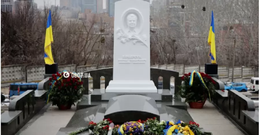 У Києві на Байковому кладовищі відкрили меморіал Леоніду Кравчуку