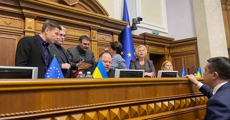 Заседание Рады завершили досрочно по требованию нардепов отозвать Безуглую из комитета