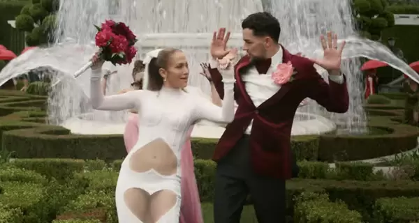 Дженніфер Лопес вийшла заміж у кліпі у сукні українського бренду Frolov