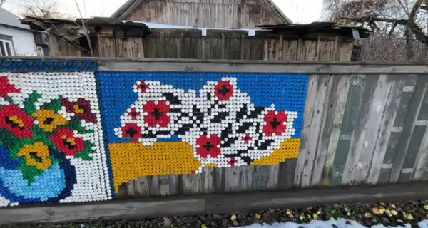 Україна із пластикових кришечок: подружжя на Чернігівщині оздоблює паркан незвичною мозаїкою
