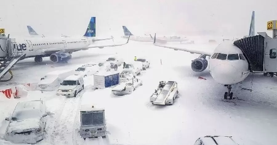 Из-за мощного зимнего шторма авиакомпании США отменили более 1600 рейсов