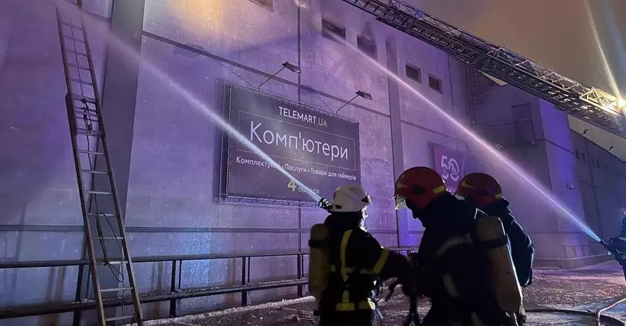 Пожежу у Київському ТРЦ загасили, є постраждалі, серед них дитина