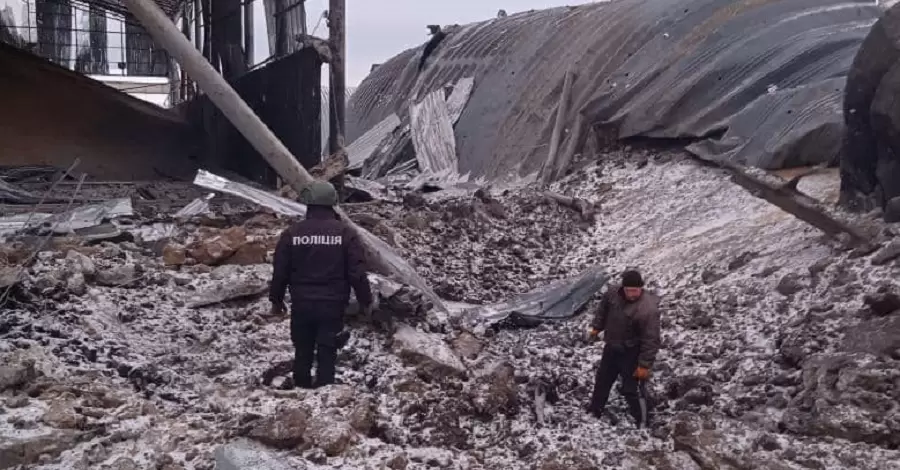 Російська армія розбомбила ангари із зерном у Вовчанську