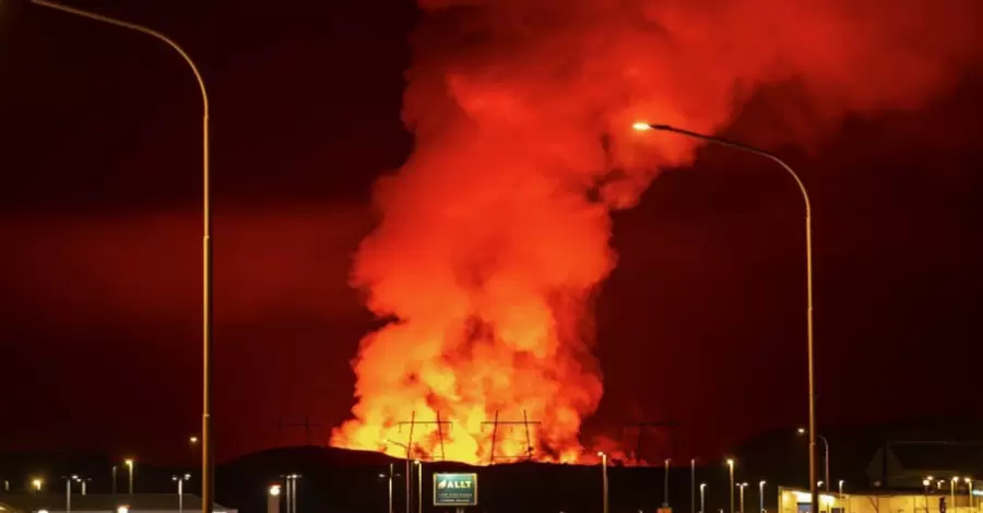 В Ісландії сталося виверження вулкана, лава наблизилася до будинків