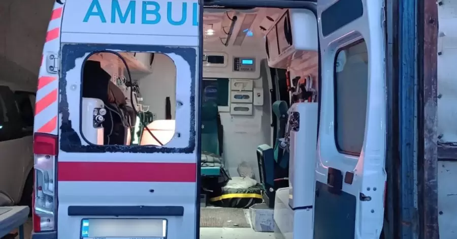 РФ обстріляла пункт екстреної меддопомоги на Херсонщині, постраждали 4 рятувальника та літня жінка