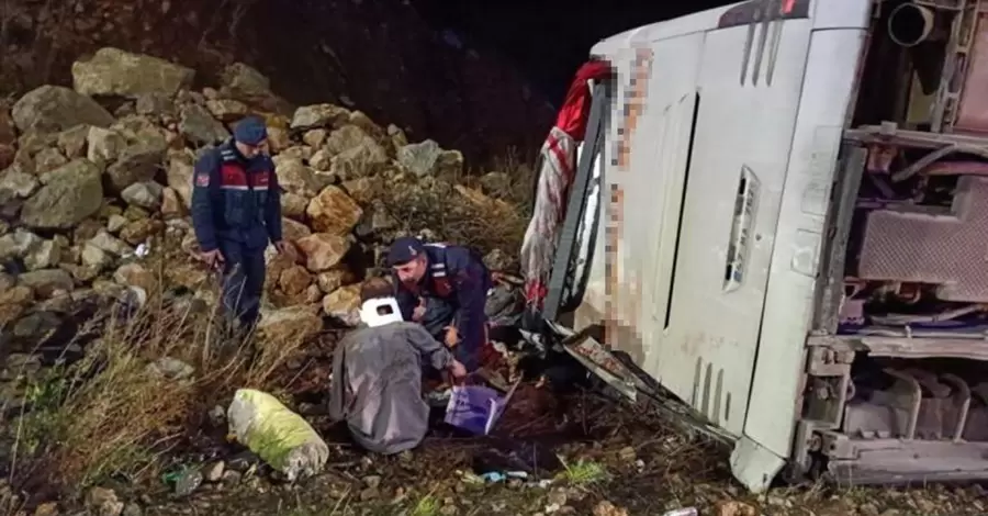В Турции перевернулся пассажирский автобус, погибли 9 человек