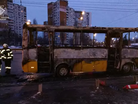 Утром в Киеве на дороге горела маршрутка 