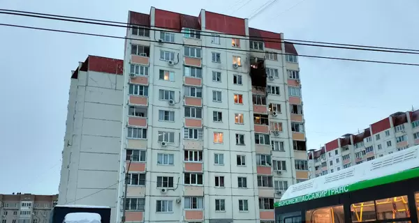 В Воронеже фрагмент сбитого дрона попал в многоэтажку, в городе ввели режим ЧС