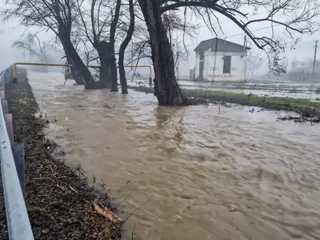 На Закарпатье из-за оттепели началось наводнение, дома и дороги подтоплены 