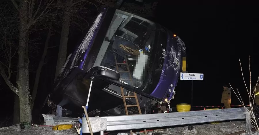 У Польщі перекинувся український автобус з пассажирами,  є постраждалі