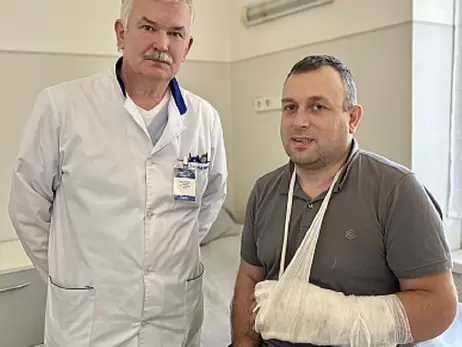 Закарпатские врачи пришили мужчине руку, которую ему раздавил грузовик