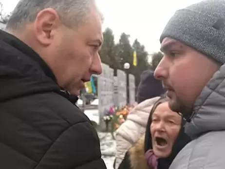 На Сумщине мэр и глава военной администрации подрались возле мемориала погибшим воинам 