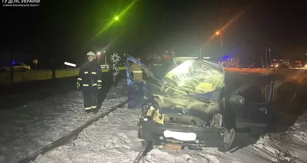 На Прикарпатье пассажирский поезд столкнулся с легковушкой